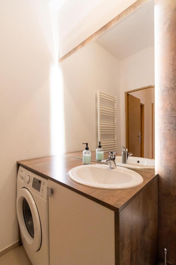 Ardor Apt - Bright And Secluded Apartment In The Heart Of Old Town Brasov Luaran gambar