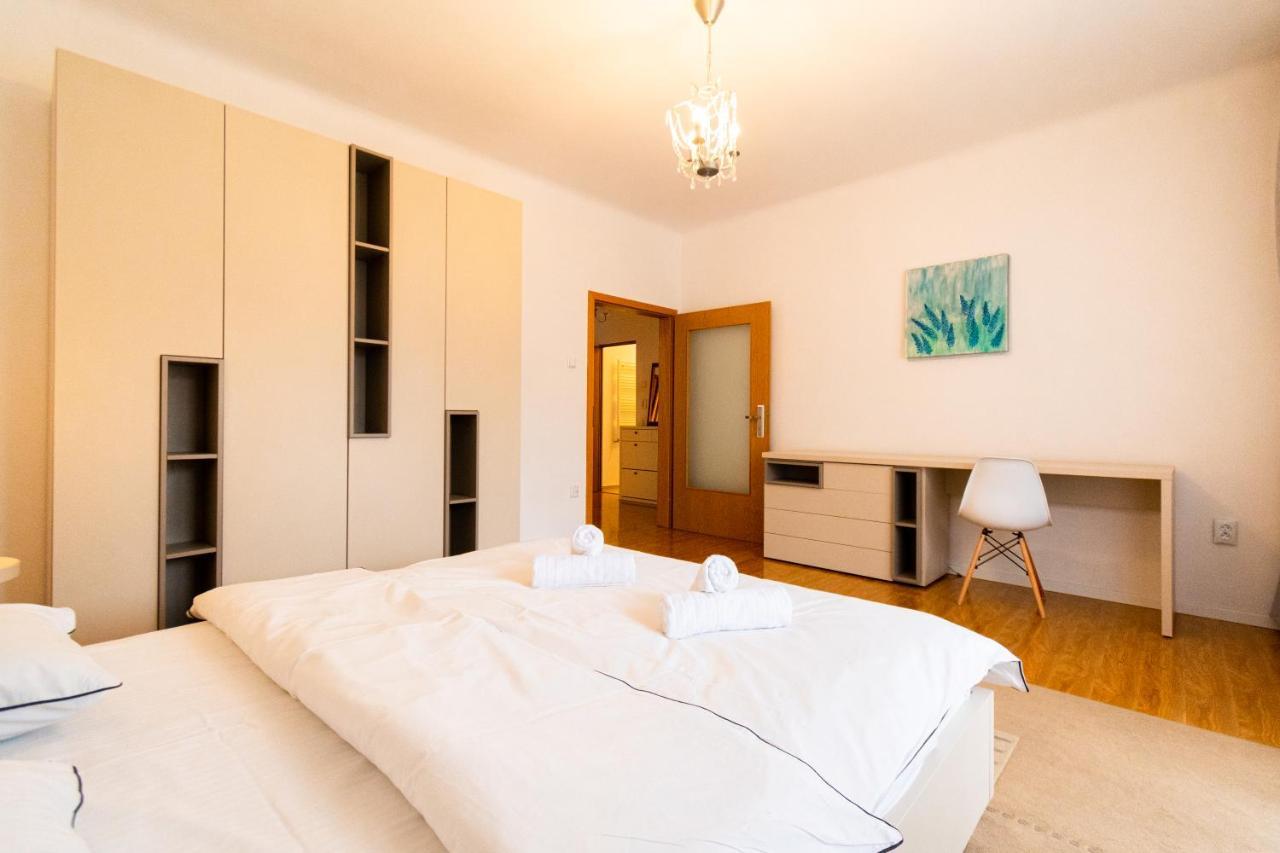 Ardor Apt - Bright And Secluded Apartment In The Heart Of Old Town Brasov Luaran gambar
